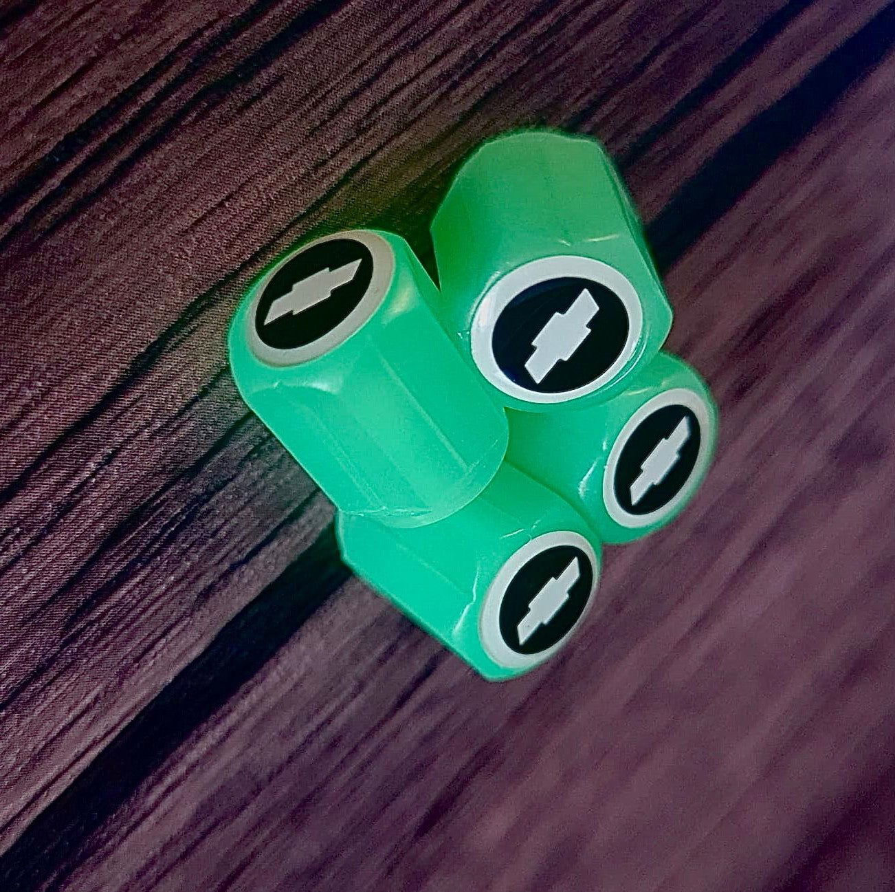 Комплект 4 светещи в тъмното капачки за джанти с лого